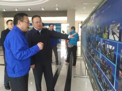 黃石市委副書(shū)記、市長(zhǎng)吳錦，市政府黨組成員、辦公室主任張育英在下陸區(qū)區(qū)長(zhǎng)郭波的陪同下蒞臨公司調(diào)研